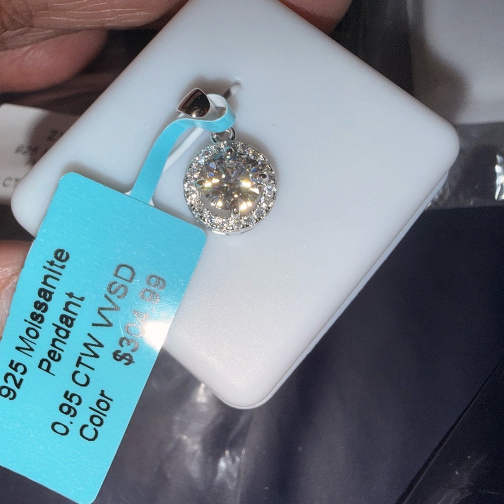 925 Moissanite
Pendant
0.95 CTW VVSD
Color
$304.99